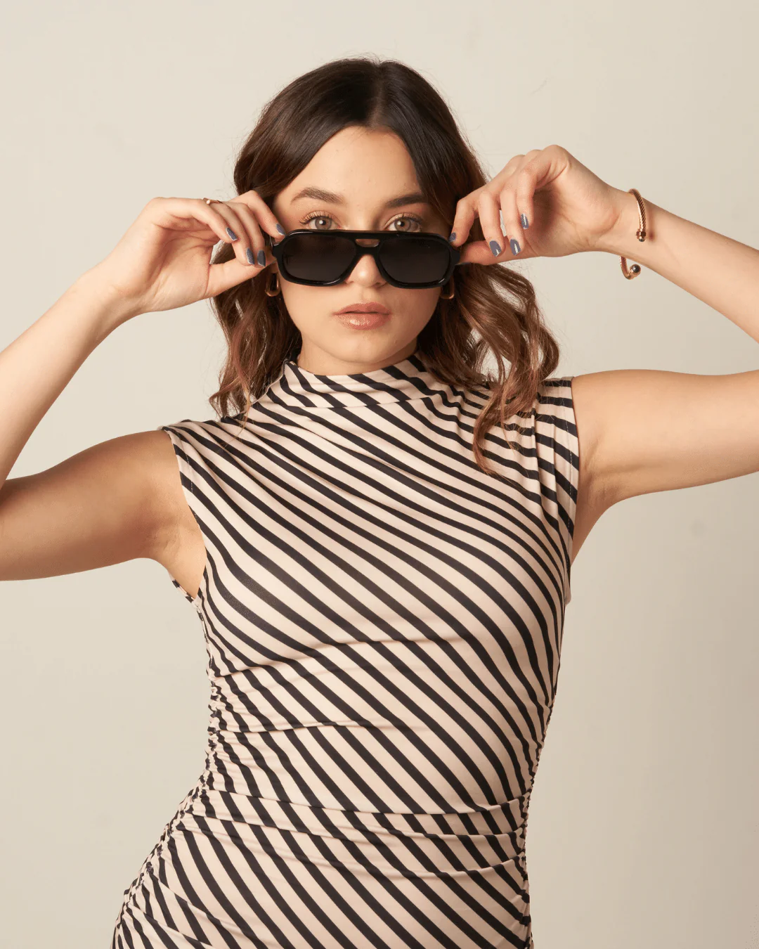 WOLF SUNGLASSES - BLACK - Image 4